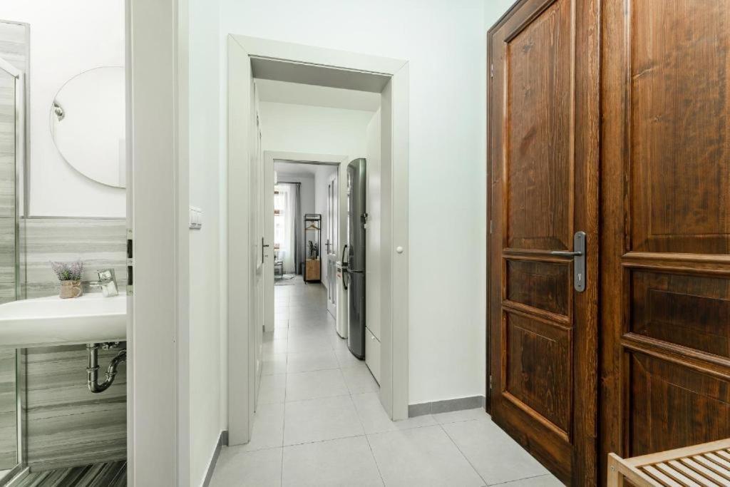 Nice Apartman In New Town Prague Lägenhet Exteriör bild